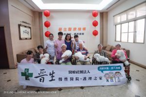 療癒系智能絨毛玩偶PARO現身晉生護理之家與長者互動